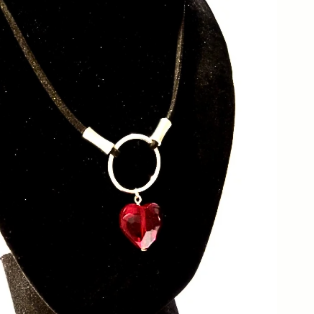 Discreet Leather Choker Necklace With Heart
